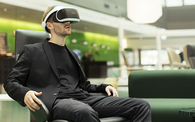 Man med VR-glasögon på sig