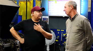 Svetsaren Serkan Öztek i samtal med Mats Ottosson, HR-ansvarig på fabriken i Mjölby.