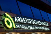 Fasadskylt med Arbetsförmedlingens logotyp