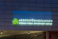 Fasadskylt med Arbetsförmedlingens logotyp