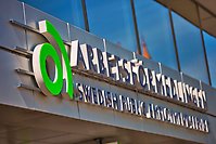 En kontorsbyggnad med skylt med Arbetsförmedlingens logotyp